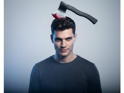 Sekera v hlavě na čelence